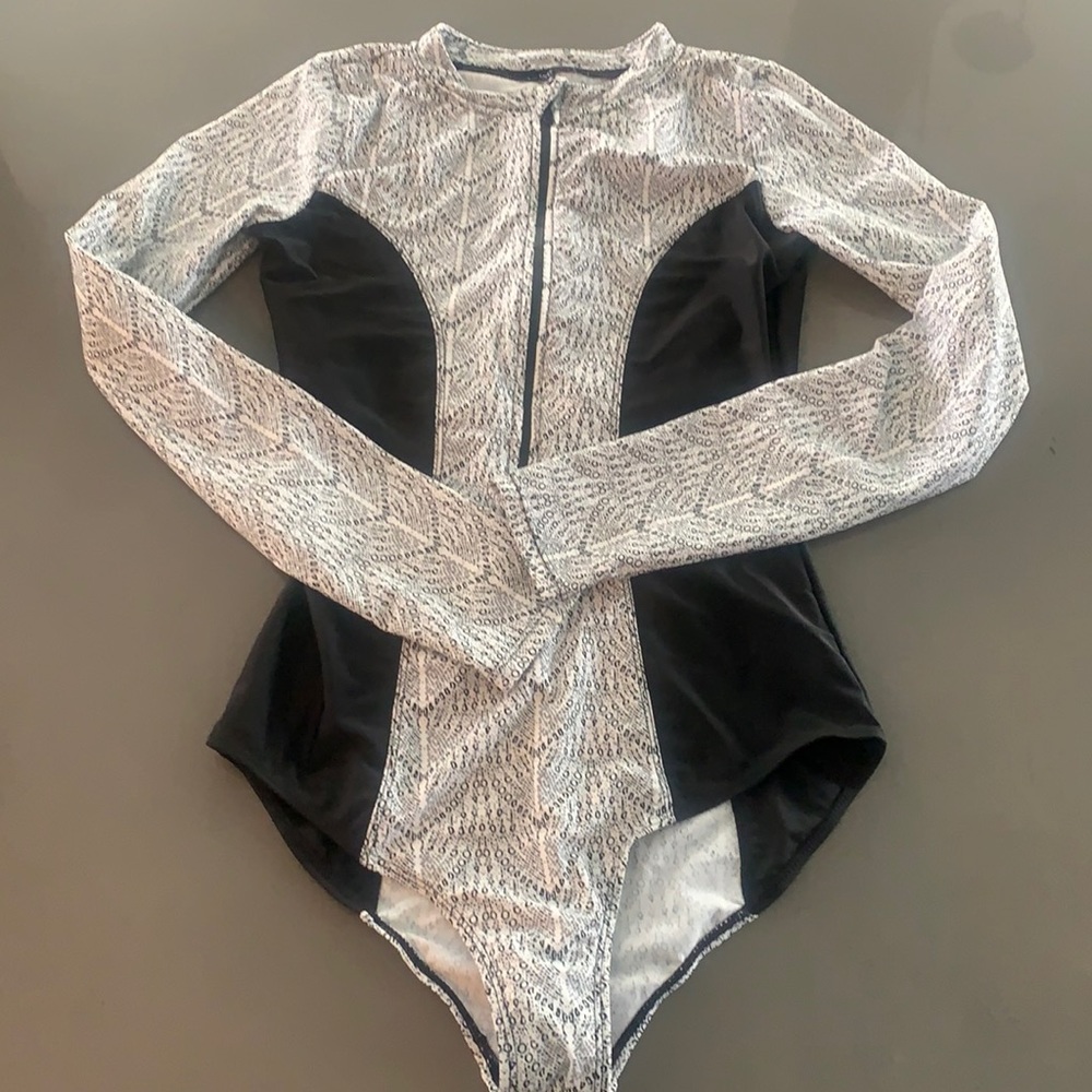 Mott50 spf swimsuit black/white pattern MILA - EUC